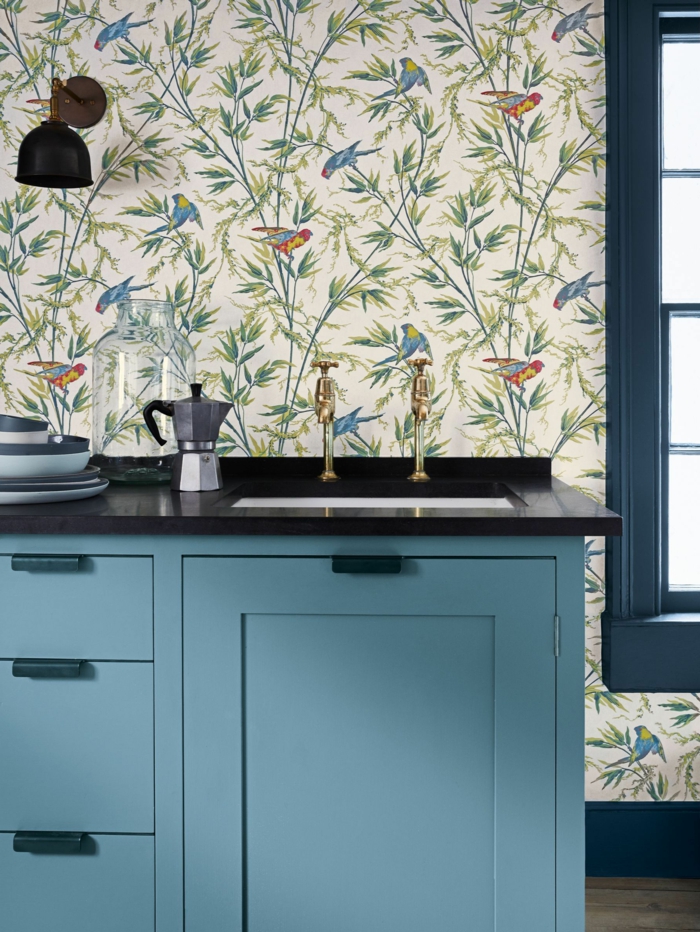 modernes Interior Design, blaue elegante Küchenschränke, abwaschbare Tapete Küche mit floralen Motiven
