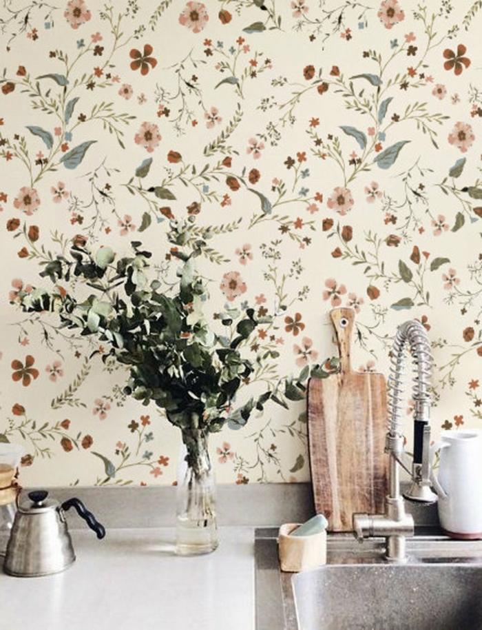 Welche Tapete passt in die Küche, Küchentapete mit Blumenmuster, Schneidebrett aus Holz, kleine Vase mit Blumen