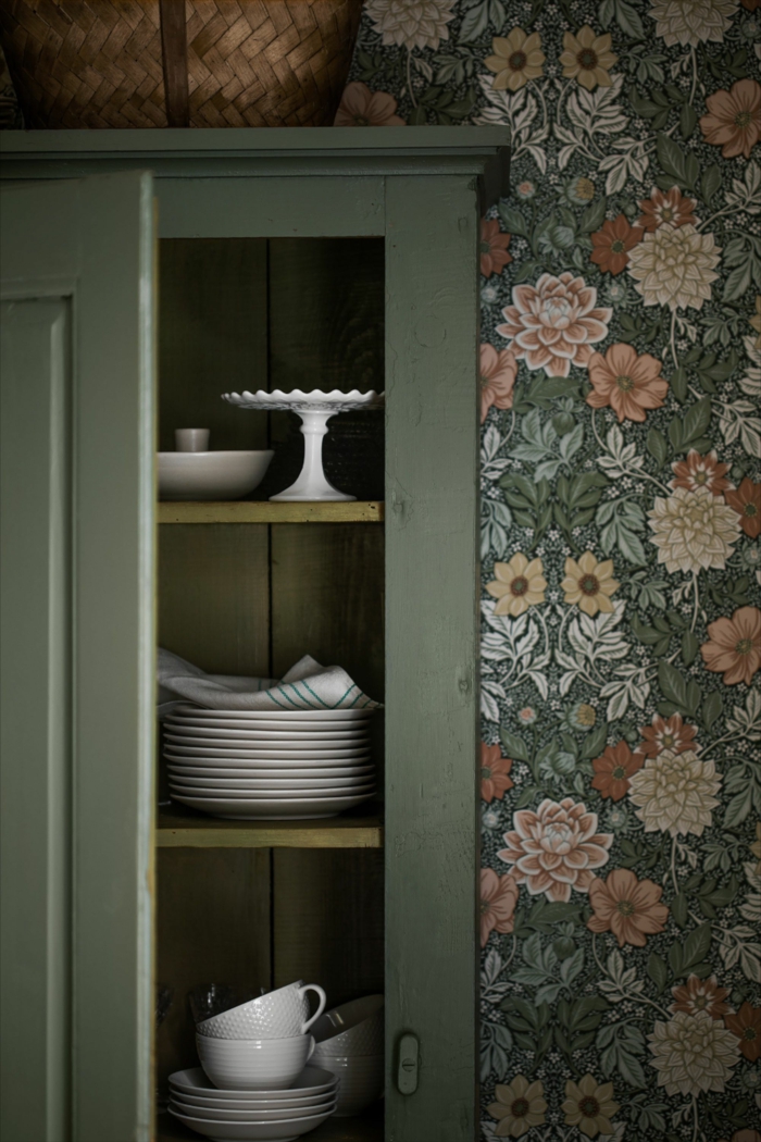 offener grüner Schrank mit weißen Tellern und Tassen, Tapeten für Küche mit floralen Motiven