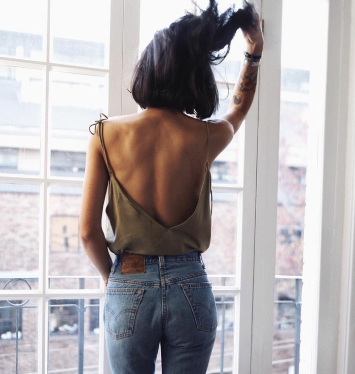 Dame fotografiert in Rückenansicht, Rückenfreies Top und Jeans, Frisuren 2020 Frauen mittellang