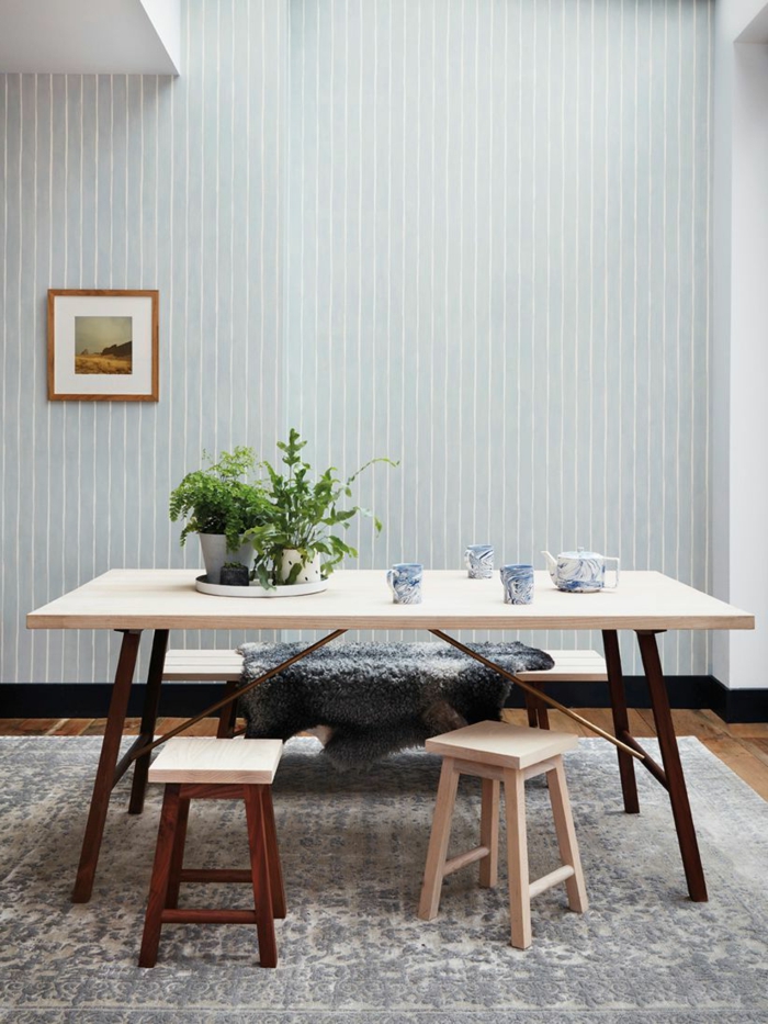 Wandgestaltung Streifen Beispiele, Welche Tapete passt in die Küche, großer Tisch aus Holz mit Pflanzen
