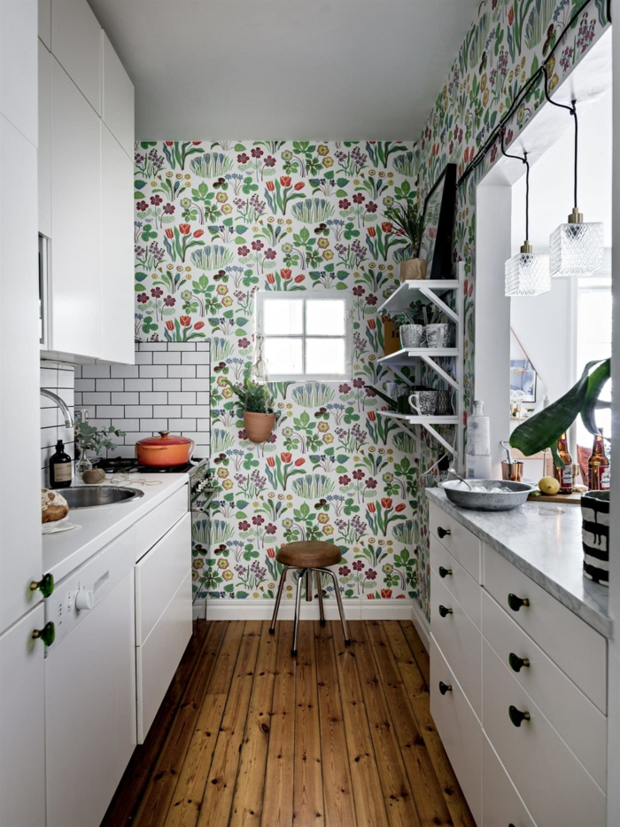 moderne kleine Küche mit Fenster, Küchen Tapeten Ideen in grün mit Blumen, Boden aus Holz, 