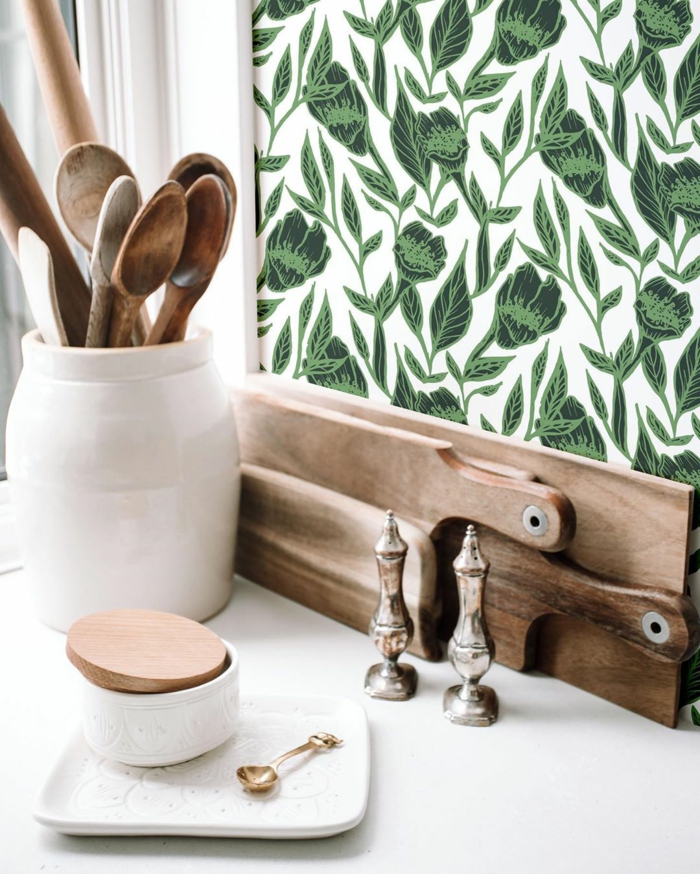 Tapete Esszimmer in grün mit Blumenmuster, weißer Becher mit Löffeln aus Holz, moderne Inneneinrichtung
