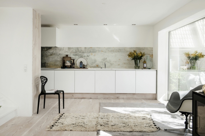 große Küche Wandgestaltung mit Tapeten, minimalistische Inneneinrichtung, weiße Küchenschränke