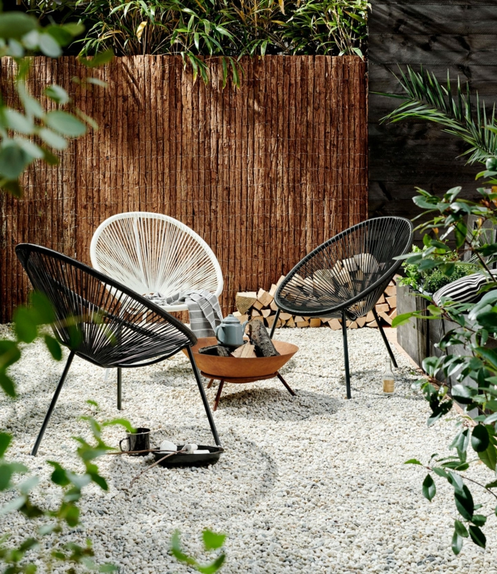 zwei weiße und ein weißer Stuhl, Sichtschutz Garten Ideen, Gartenzaun Ideen Gestaltung, Dekoration für Garten mit Pflanzen