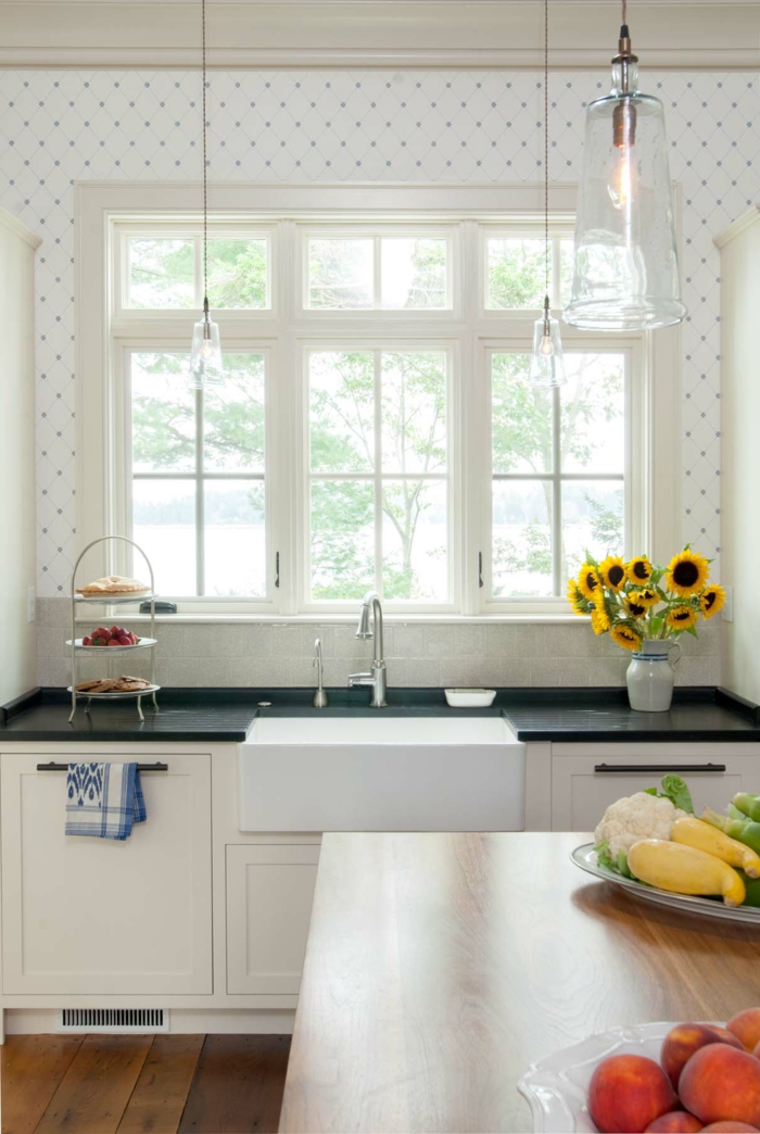 kleine Küche Wandgestaltung mit weißen Tapeten mit Pünktchen, Inneneinrichtung im Landhausstil, Vase mit Sonnenblumen
