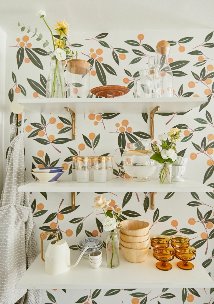 Küche Wandgestaltung mit Tapete mit kleinen Orangen und grünen Blättern, offenen Regale mit Tassen und Becher