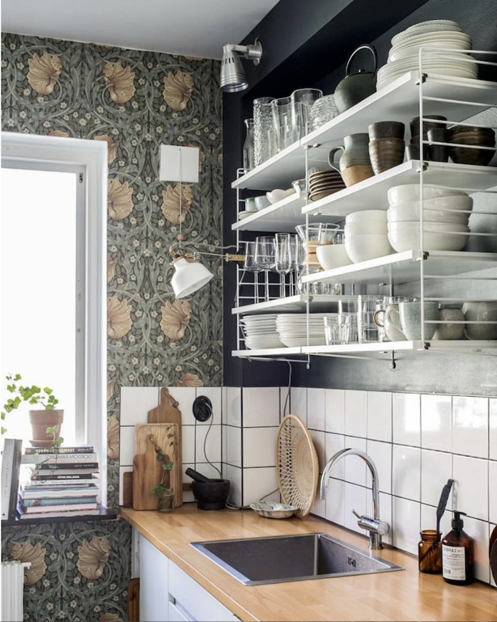 Ideen für moderne Gestaltung, offene Regale mit vielem Geschirr, Platte aus Holz, Tapeten für Küche mit Fenster, weiße Fliesen