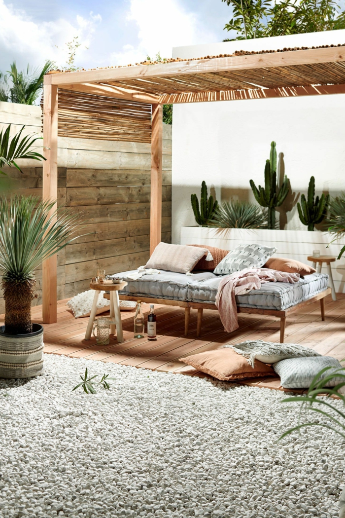 Sichtschutz Terrasse Holz, Schutzdach aus Bambus, Dekoration mit kleiner Palme und Kakteen, 