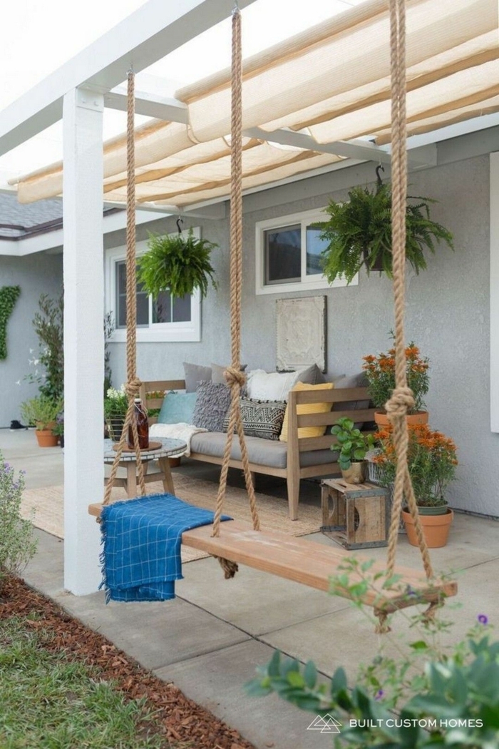 Terrassen Ideen Bilder, Schaukel aus Holz, Sichtschutz Garten Ideen und Inspiration, Dekoration mit Pflanzen