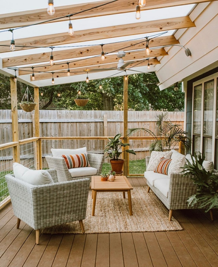 Gartengestaltung Sichtschutz Beispiele, minimalistische Außeneinrichtung, Schutzdach mit Holzbalken und aufgehängte Leuchten, moderne Gartenmöbel, Gartenzaun aus Holz