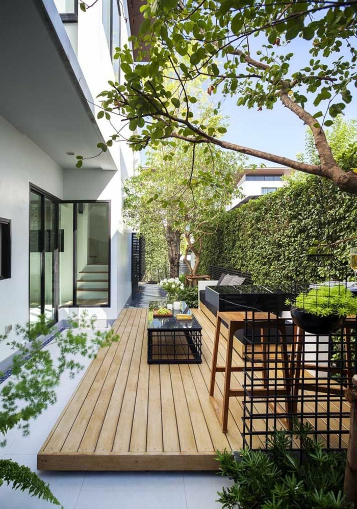 Gartengestaltung Sichtschutz Beispiele mit Pflanzen, moderne Architektur Haus mit Hinterhof