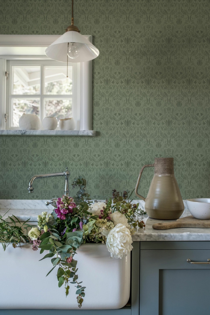 Tapeten für Küche im Landhausstil, kleines Fenster, viele Blumen im großen Waschbecken