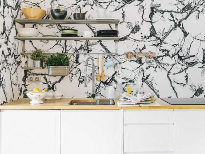 schwarz weiße Tapete mit Marmor-Effekt, Wandgestaltung Küche Inspiration, offene Regale