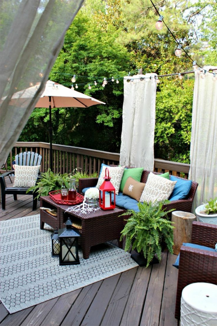 Sichschutz Terrasse modern, weiße Gardinen, Gestaltung mit modern Gartenmöbeln und großem Sonnenschirm