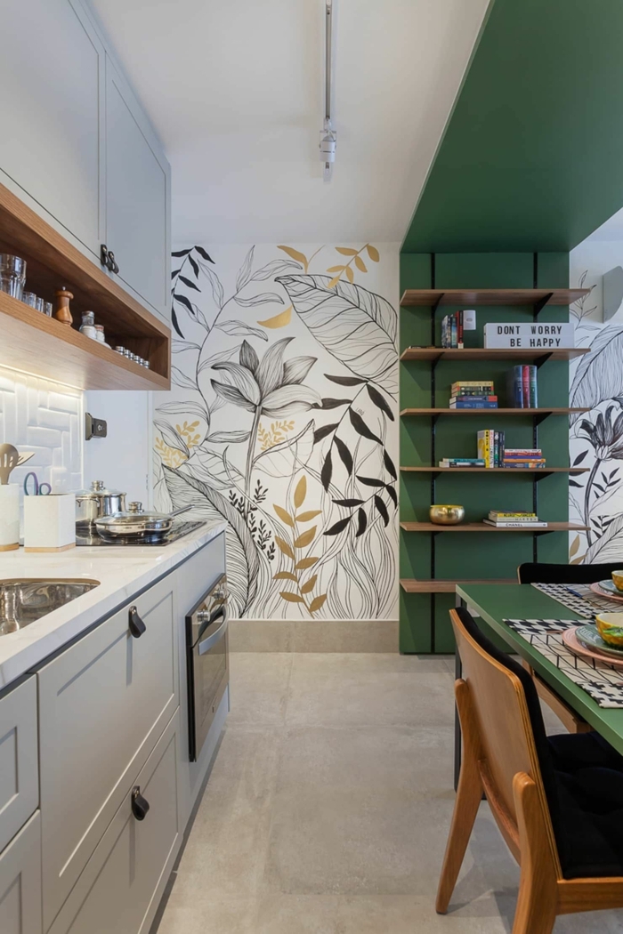 Welche Tapete passt in die Küche, grüne Wand mit offenen Regalen, graue Küchenschränke