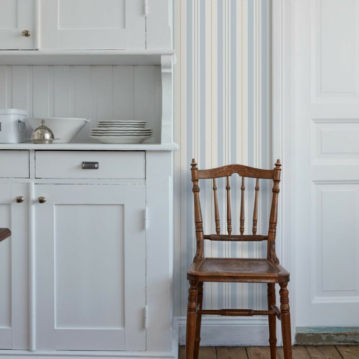 Innenausstattung im Landhausstil mit weißen Schränken, Wandgestaltung Streifen Beispiele, Stuhl aus Holz 