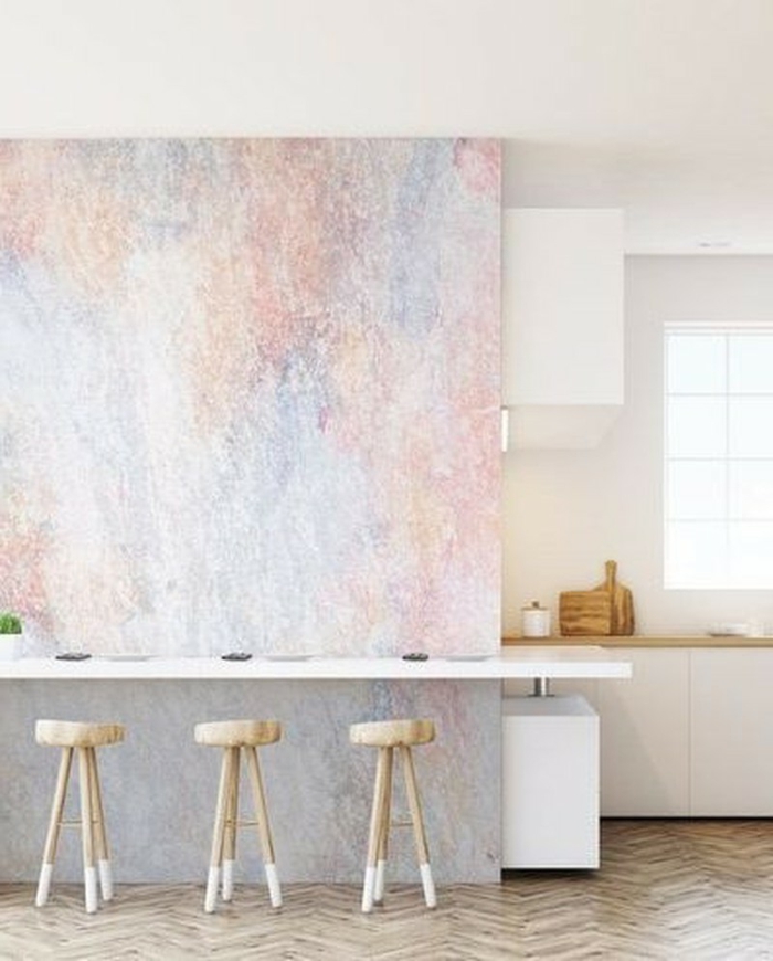 Küchen Tapeten mit Marmor-Effekt, drei kleine Stühle aus Holz, minimalistische Einrichtung