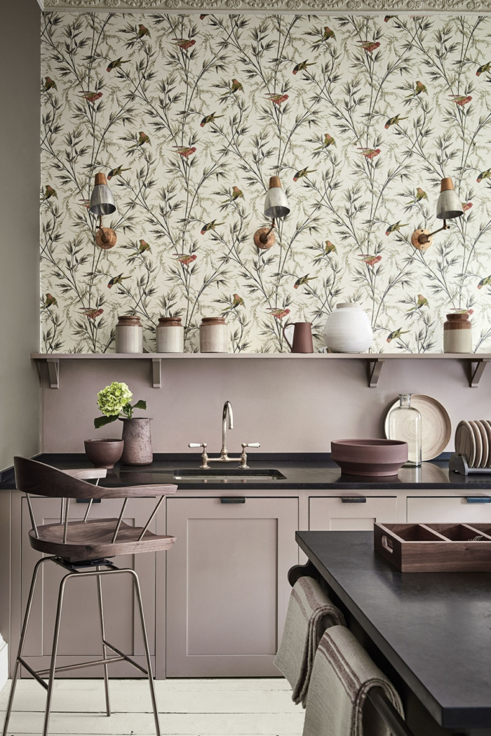 Wandgestaltung Küche in lila und mit Tapeten mit floralen Mustern, minimalistische Einrichtung