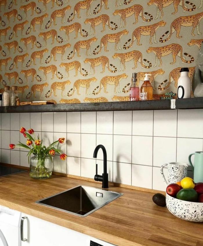 Küchen Tapeten mit Leoparden Muster, Einrichtung mit weißen Fliesen, Theke aus Holz, kleiner Waschbecken