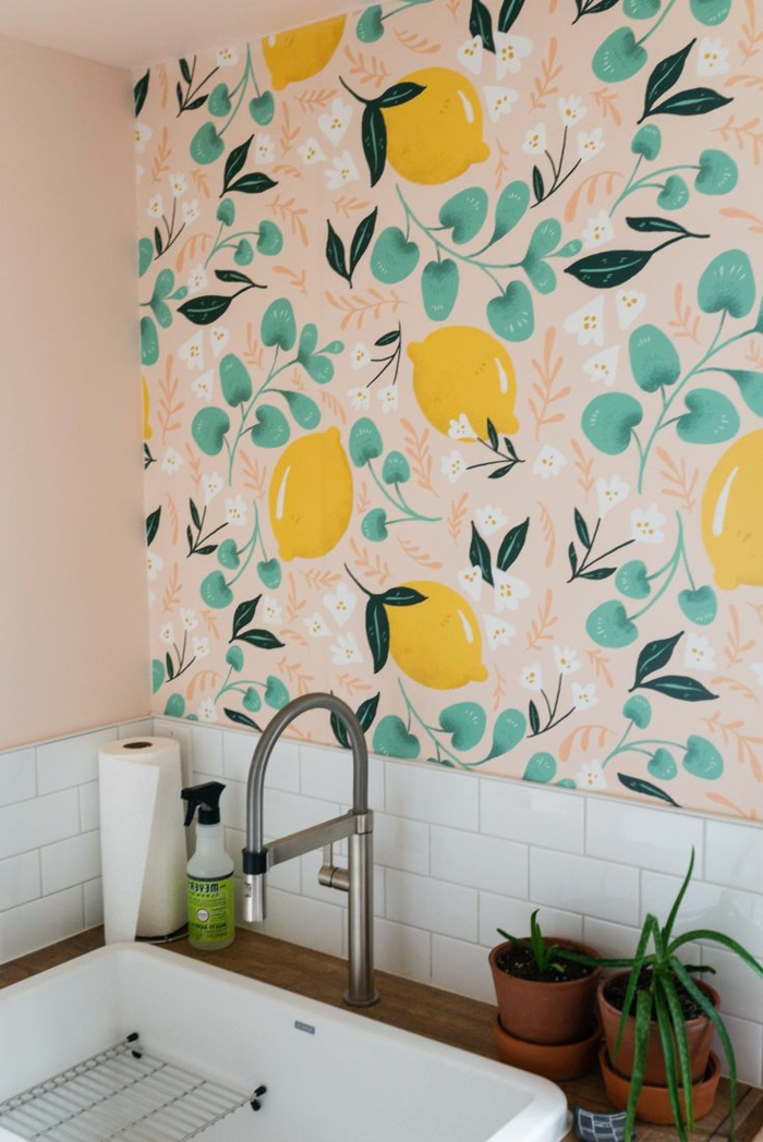 Abwaschbare Tapete mit Zitronen und grünen Blättern, Wandgestaltung für die Küche Inspiration, Wandfarbe blassrosa