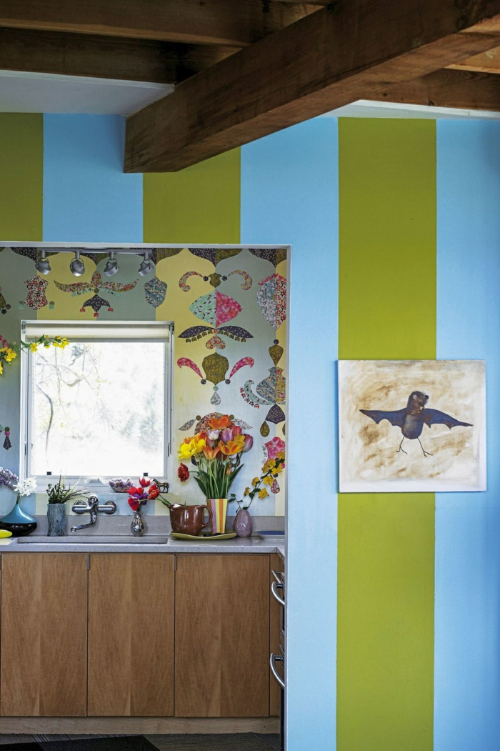 Küchen Tapeten Ideen mit Streifen in grün und blau, kleine Küche mit Fenster, Bild von einem Vogel