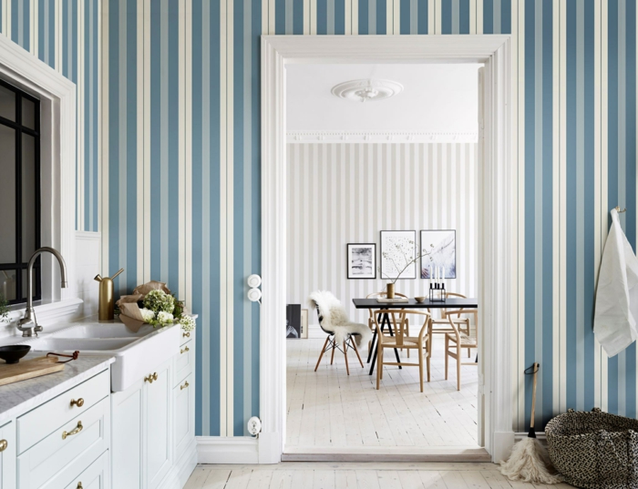 Wandgestaltung Streifen Beispiele in weiß und blau, große moderne Küche, Tür zum Esszimmer