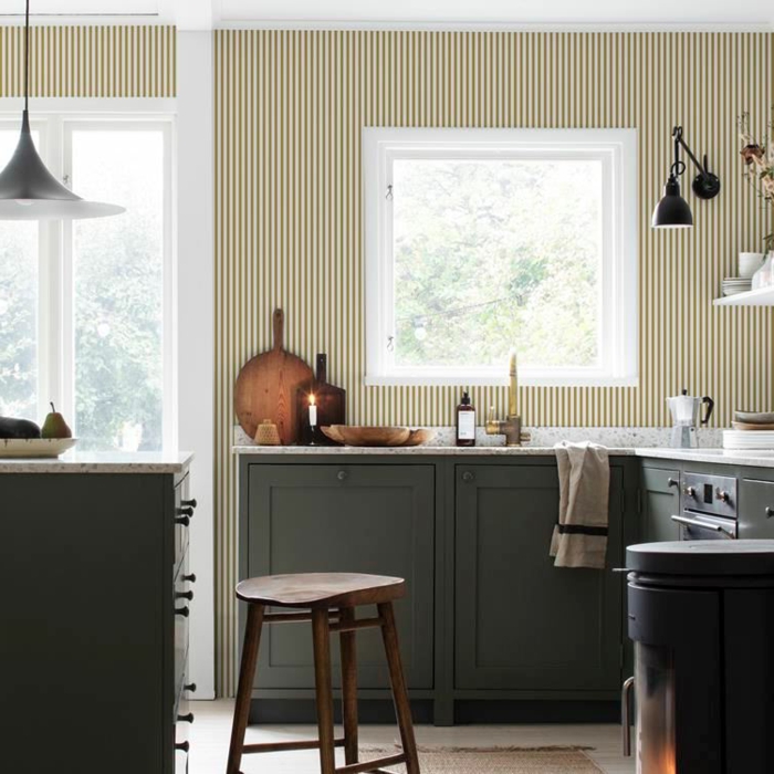 Wandgestaltung Streifen Beispiele in weiße und ocker, schwarze Möbel, kleine Küche mit Fenster