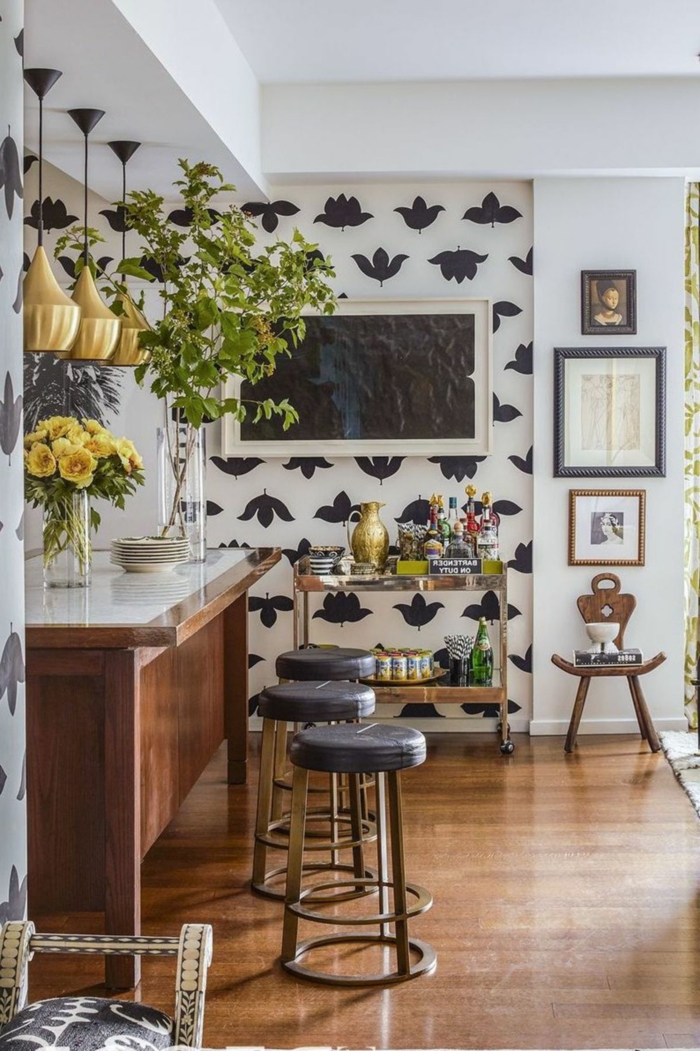 Küchenwände gestalten mit Tapen in weiß mit schwarzen Blumen, moderne Inneneinrichtung Küche