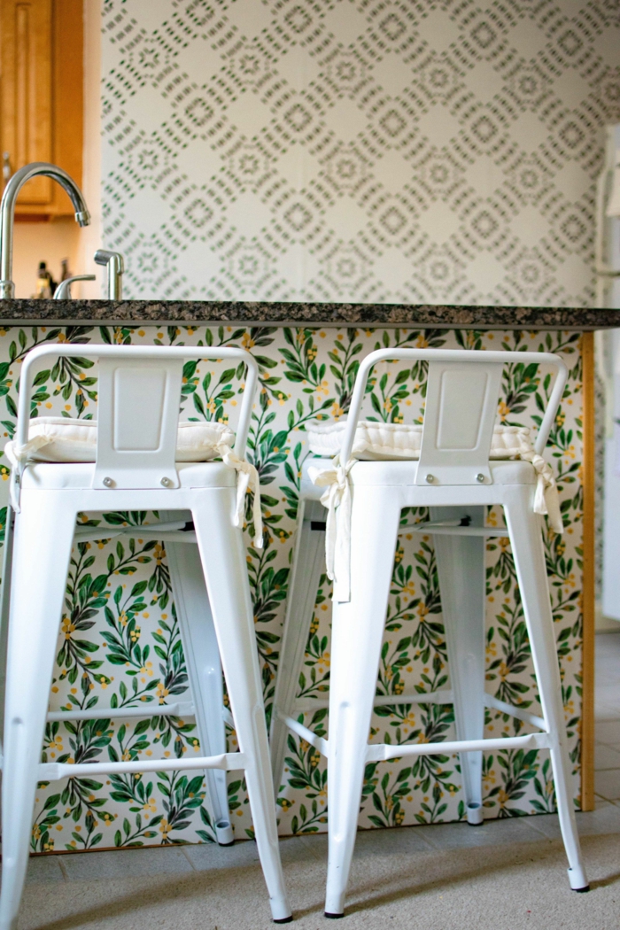 zwei weiße Barstühle, Tapeten für die Küche mit Zitronen und grünen Blättern, Inneneinrichtung modern