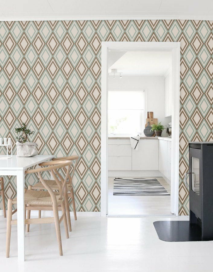 Küche mit Zugang zum Esszimmer, minimalistische Gestaltung, Küchenwände gestalten mit geometrischen Tapeten