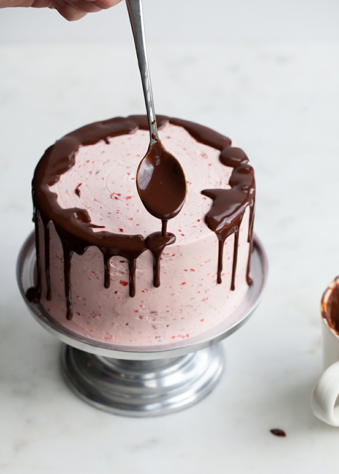 drip cake rezept und dekorationsmethode, torte mit erdbeerenkreme und schokoladenboden