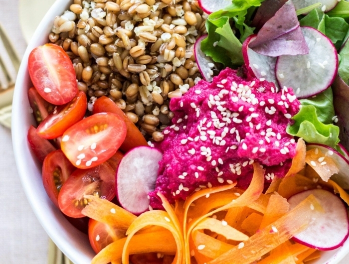 1 rezepte schwangerschaft gesundes mittagessen vitaminreich essen quinoa mit radieschen tomaten karotten und salatblättern