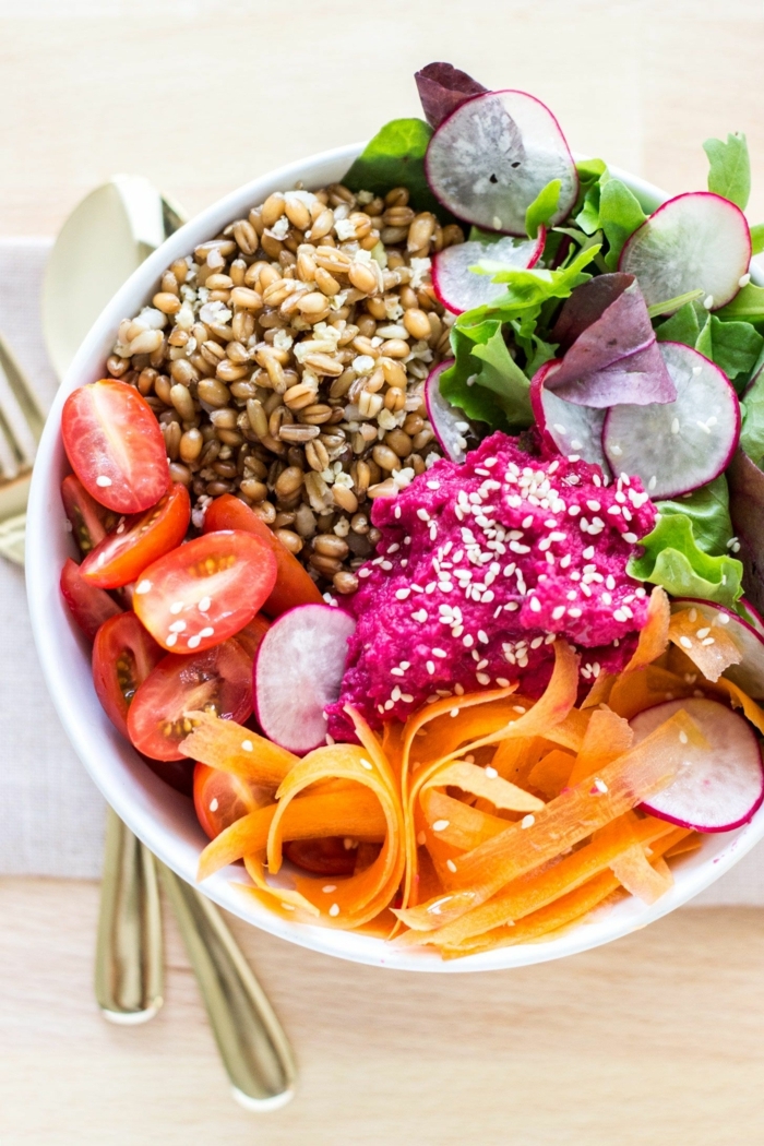 1 rezepte schwangerschaft gesundes mittagessen vitaminreich essen quinoa mit radieschen tomaten karotten und salatblättern