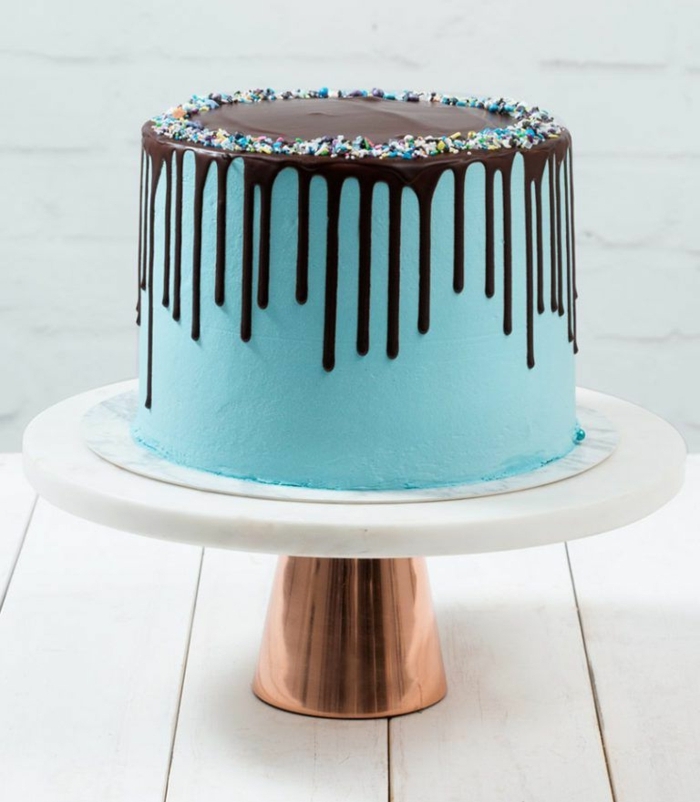 geburtstagstorte für männer, drip cake mit schokoladenboden, blaue buttercreme