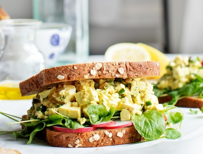 2 gesunde ernährung schwangerschaft sandwisch mit eier und avocado einfache zubereitung leckeres frühstück