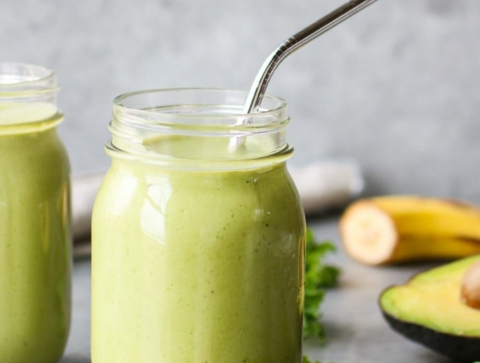 2 grüner smoothie rezept nur 5 zutaten banane avocado blattgemüse milch proteine
