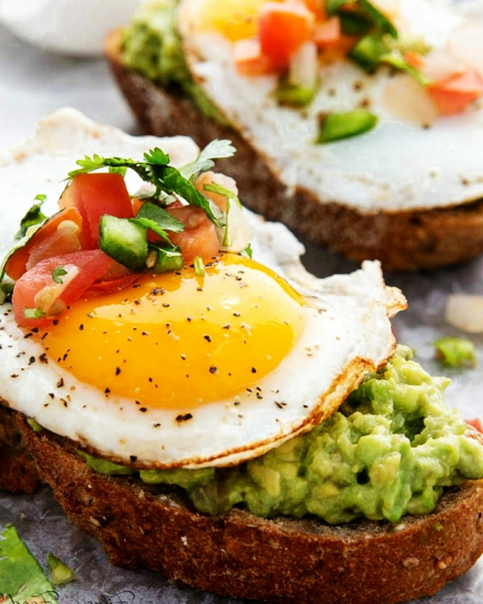 5 schwangerschaft ernährung gesunde sandwiches toasts mit avocado eiern und tomaten