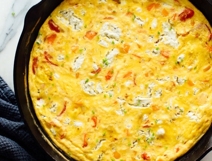 5 schwangerschaft ernährung omelett mit ziegenkäse und bakon leckeres frühstück
