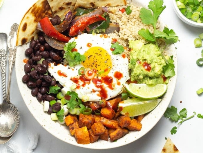 5 schwangerschaft ernährung taco bowl mit ei süßkartoffeln schwarzen bohnen und paprikas