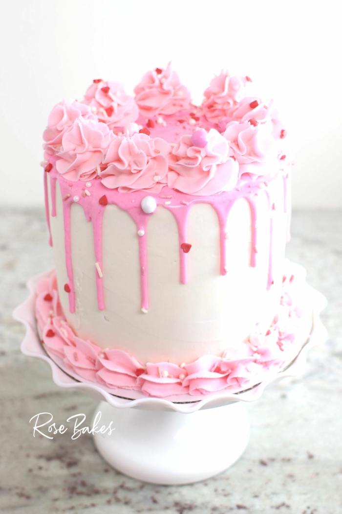 weiße schokolade färben, drip cake mit vanille und erdbeeren, rosa buttercreme