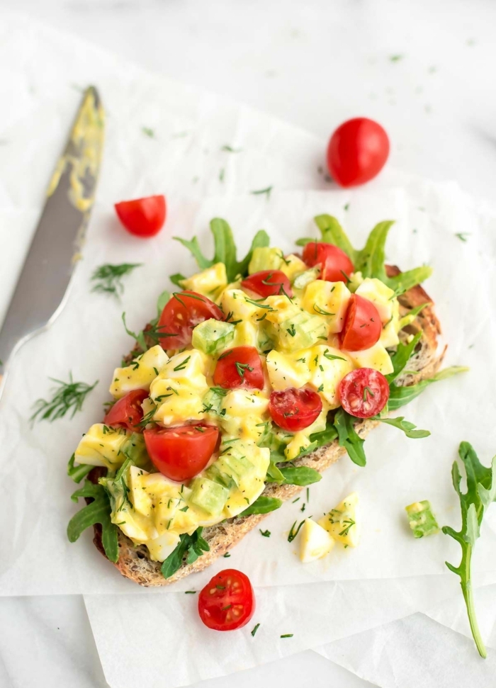 8 essen schwangerschaft frühstücksideen helahty toast mit eiern und cherry tomaten