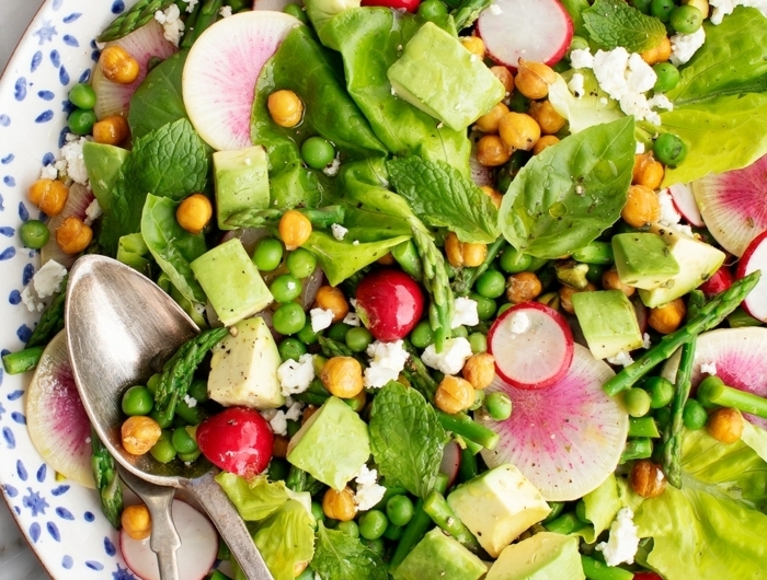 8 essen schwangerschaft gesunder salat mit kichererbsen und radieschen