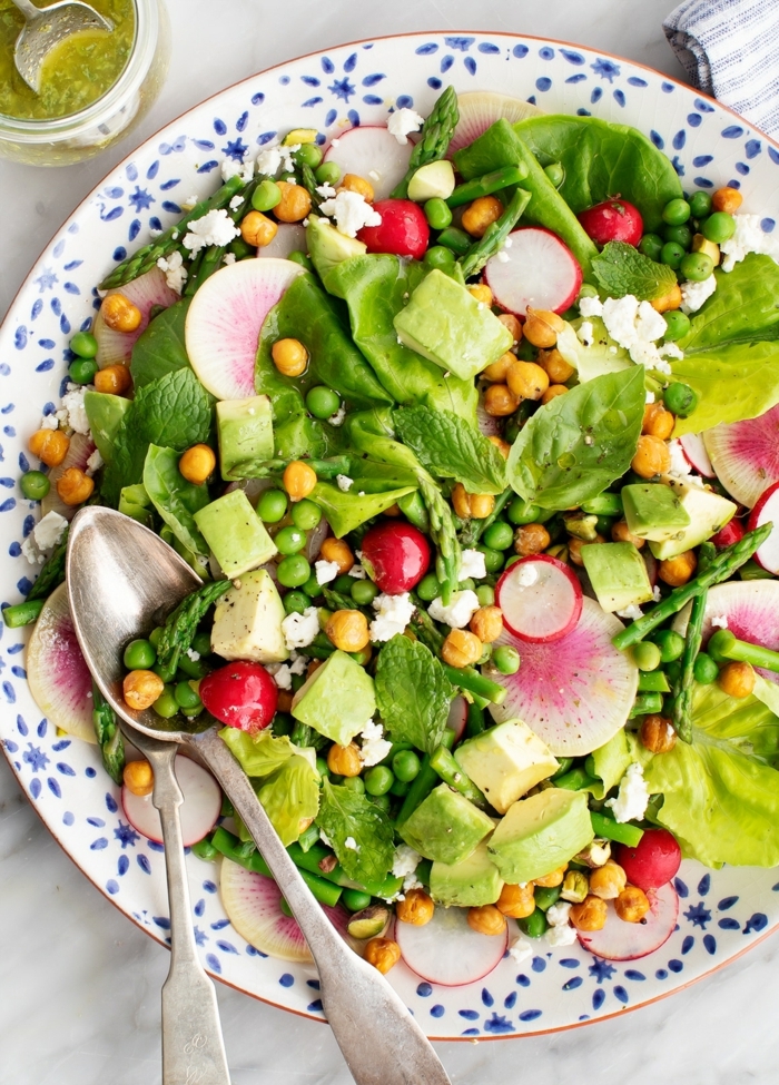 8 essen schwangerschaft gesunder salat mit kichererbsen und radieschen