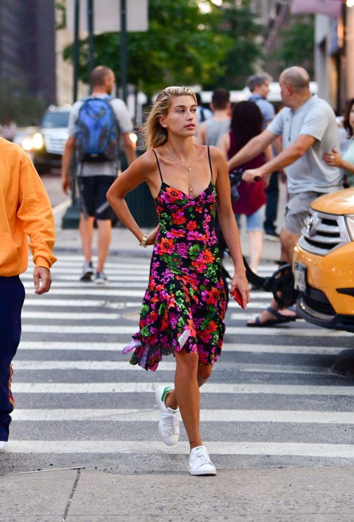 hailey bieber street style new york kleid figurumspielend mit floralem muster weiße sneakers