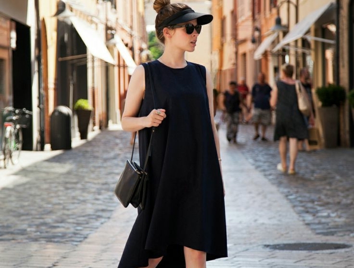 asymmetrisches sommerkleid schwarz kleine tasche schwarze adidas flip flops casual chic style