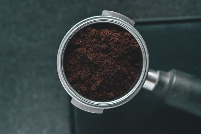 bild mit braunem kaffeepulver wie kann man wespen vertreiben hausmittel wie kann man wespennest entfernen