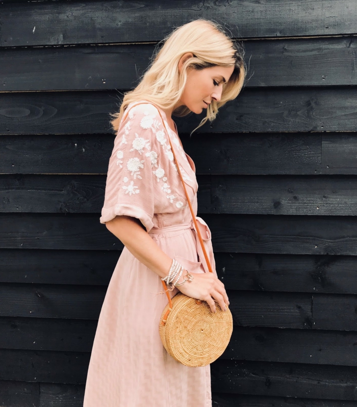 boho chic free peope kleid leichtes sommerkleid in blass pink runde strohtasch legeres outfit