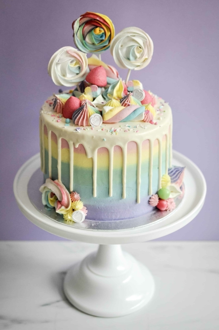 cake torten rezept, regenbogen torte dekoriert mit meringuen, smore kuchen