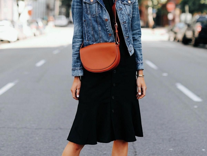casual chic style sommerkleid schwarz blaue jeansjacke weiße sneakers kleine braune tasche street style inspo